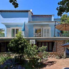 Apartments by the sea Cizici, Krk - 22430, hotel a Dobrinj