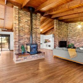 Hunter Valley 2 x Homes Pets Heated Pool, Hotel in Whittingham