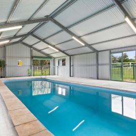 Hunter Valley 2 x Homes Pets Heated Pool โรงแรมในWhittingham