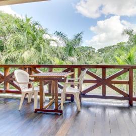 Parrot Room at Mahogany Hall -Gold Standard Certified, hotel u gradu 'San Ignacio'