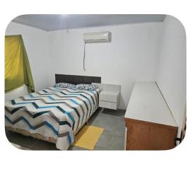 Kitnete 1 quarto prox UFMT para 2 ou mais pessoas, hotel in Barra do Garças