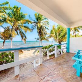 Charming beachfront condo with a kitchenette shared pool WiFi & beach access, Hotel in Placencia Village