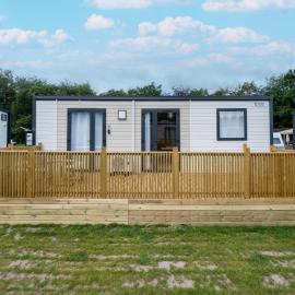 Vierhuizen에 위치한 호텔 Comfortable caravan in a green setting