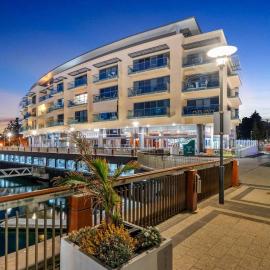 Sub-Penthouse with Marina View by Host Solutions