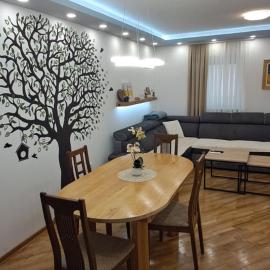Modern downtown apartment with free parking, hotel di Široki Brijeg