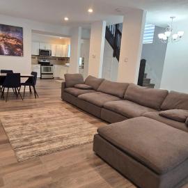 Spacious 4BR Home in Walkerville with BBQ & Parking, hotel en Windsor