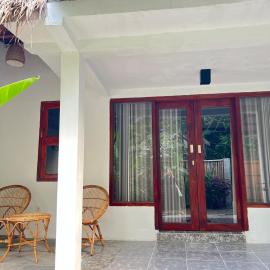 Hibiscus house Kuta Lombok 1 bedroom and kitchen