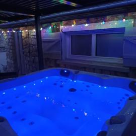 Love Room Spa privatif Montargis proche, Hotel in Treilles-en-Gâtinais