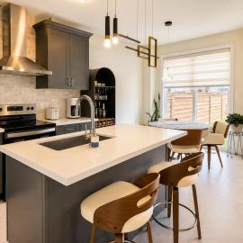 Luxury 4BR Aurora Home , Near Yonge , BBQ , Parking，奧羅拉的飯店