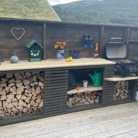 Unique lovely holidayhome, BBQ, quiet nature close to Trolltunga، فندق في Utsikten