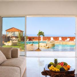 Luxury Beachfront Villa with Pool and Jacuzzi