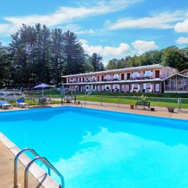 Half Moon Motel & Cottages, hôtel à Weirs Beach