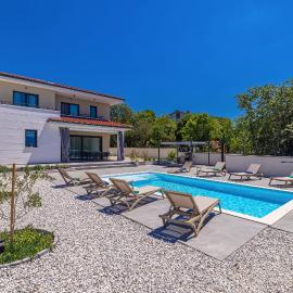 Villa ADRIA MOMENTS with private pool, hotel in Pinezici