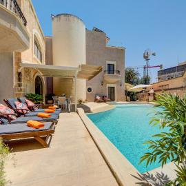Valleyside Heights Residence - Pool & Heated Jacuzzi, hotel in Is-Swieqi