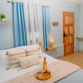 Private Room near Baigad Lagoon – hotel w mieście Ocoy