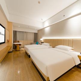 金皇冠柏曼酒店柳州五星步行街店: Liuzhou'da bir otel