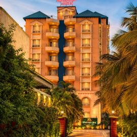 Wildberrys Inn - Luxurious Stay - Free Breakfast - Swimming Pool - Room with living Room