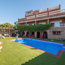 House close to the beach! Pool, ocean view!