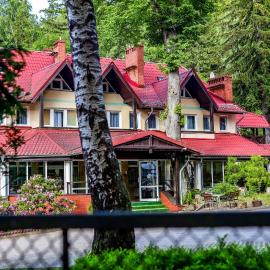 Ośrodek Konferencyjno-Wypoczynkowy "Krucze Skały" w Karpaczu: Karpacz şehrinde bir otel