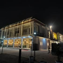 Vani Hotel Golden Petals, hotel i Una