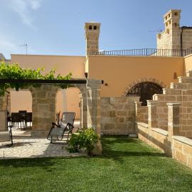 Comfortable House with Fenced Garden - Surano - Fireplace, hotel en Surano