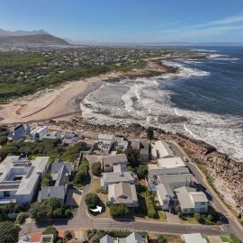 Onrus Beach Cottage - Sea Views - Indoor Braai, Hotel in Hermanus