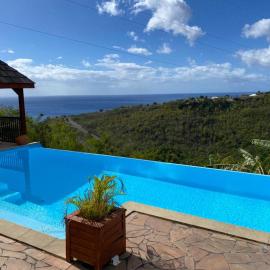 Bungalow idyllique à Vieux-Habitants avec vue sur la mer, hotel in Vieux-Habitants