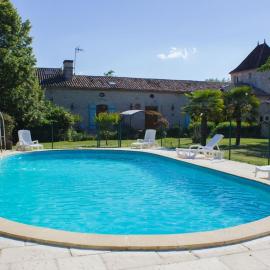 Maison spacieuse à Thénac avec piscine privée, hotel em Thénac