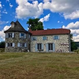 Maison spacieuse avec vue sur la montagne à Naucelles, hotel in Aurillac