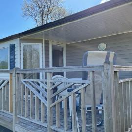 Bungalow confortable à Argences-en-Aubrac avec piscine, hotel in Banes