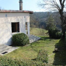 Maison chaleureuse à Langogne avec vue sur montagne, Hotel in Langogne