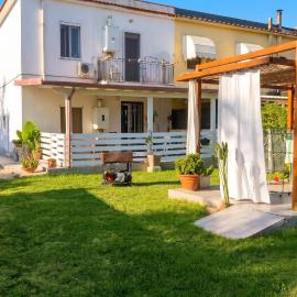 Cozy apartment in Cioccatelli, 55 m² with private garden