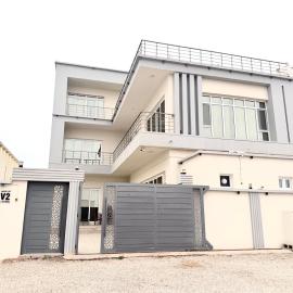 فلل المشاهير, hotel u gradu Salala