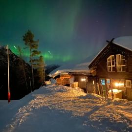 Jacuzzi & Sauna Hilltop Spa Cabin with River Views, hotel in Vossevangen