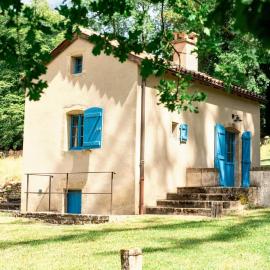 Petite maison charmante à Cons-la-Grandville avec terrasse et jardin, Hotel in Cons-la-Grandville