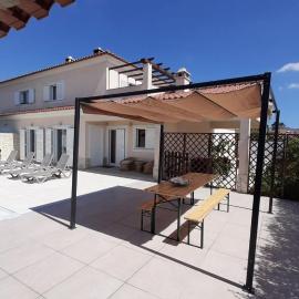 Spacious house in Aldeia dos Pinheiros with pool、アゼイタオンのホテル