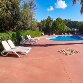 Bungalow paisible à Agde avec piscine partagée, hotel in Agde
