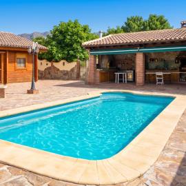 Spacious villa with pool in Coín: 300 m², mountain view, hotell i Coín