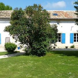 Maison de charme à Saint-Vincent-la-Châtre avec piscine partagée
