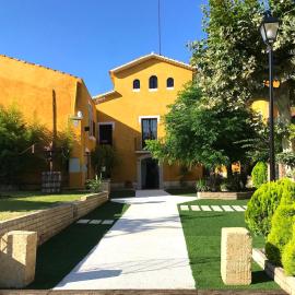 Spacious villa in Can Trabal with private pool and jacuzzi 980 m², hotel v mestu Can Trabal
