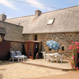 Maison charmante à Trédrez-Locquémeau avec jardin et terrasse โรงแรมในTrédrez