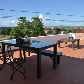Charming House in Parada + Fireplace, hotel i Parada