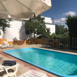 Elegant Villa in El Saucejo with Private Pool, hotel a Saucejo