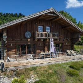 Chalet Serenity - Sleeps 9 - Hot Tub, Hotel in Liézey