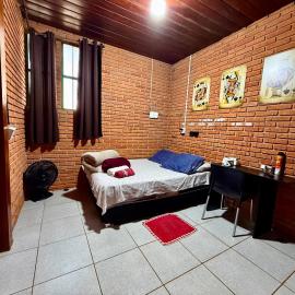Quarto com Banheiro Privado no Centro de Botucatu, hotel in Botucatu