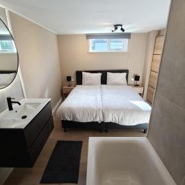 Luxe 6 persoons bungalow met 3 slaapkamers 2 badkamers en ensuite ligbad, hotel in Sint Maartensvlotbrug