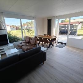 Luxe 6 persoons bungalow met 3 slaapkamers 2 badkamers en ensuite ligbad, hotel in Sint Maartensvlotbrug