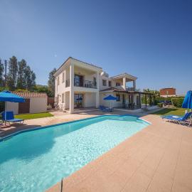 Ocean Breeze Club-Villa Mare, hotel in Kato Yialia