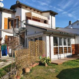 Charming house in Marina di Ravenna with fenced garden, hotel in Marina di Ravenna