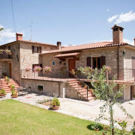 Charming apartment in Caprese Michelangelo, shared pool.